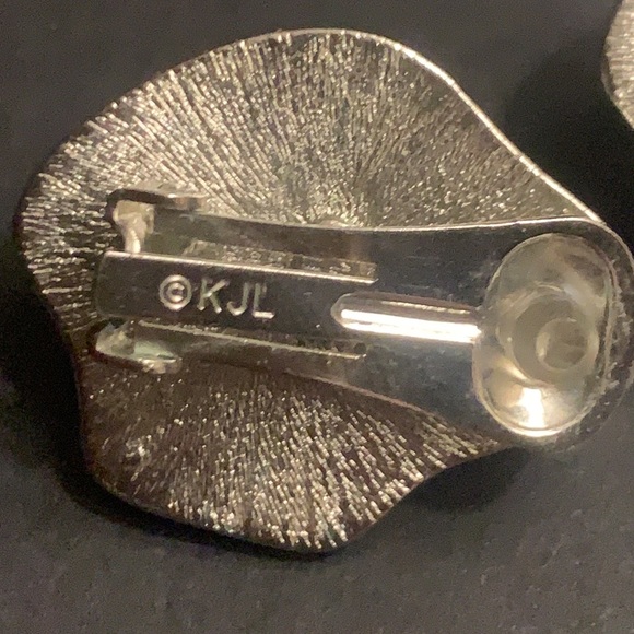 Kenneth Jay Lane pearl Vintage Deco Inspired Mabé Pearl Earrings clip earings - Picture 11 of 13